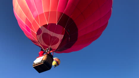 globo aerostático despega y gira