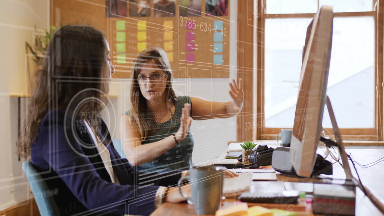 animación del procesamiento de datos financieros sobre diversas personas de negocios en la oficina