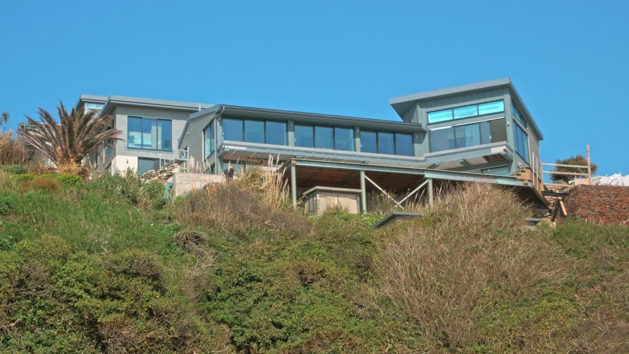 개조 공사를 진행 중인 현대적인 주택 외관을 올려다 보며