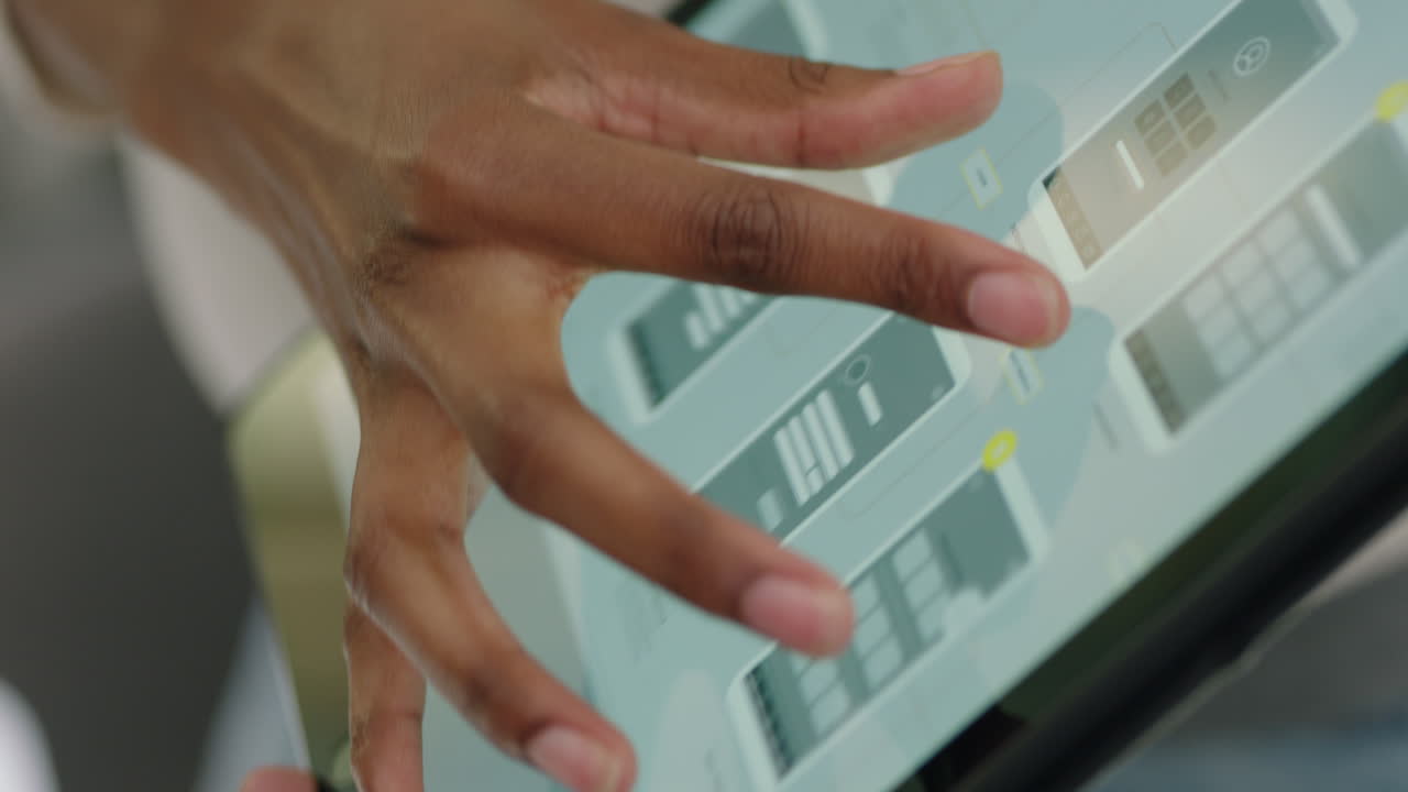 personas de negocios se reúnen líder de equipo mujer usando tableta presentando diseño de aplicaciones móviles brainstorming compartiendo ideas creativas para aplicación de comunicación en la oficina presentación de cerca manos