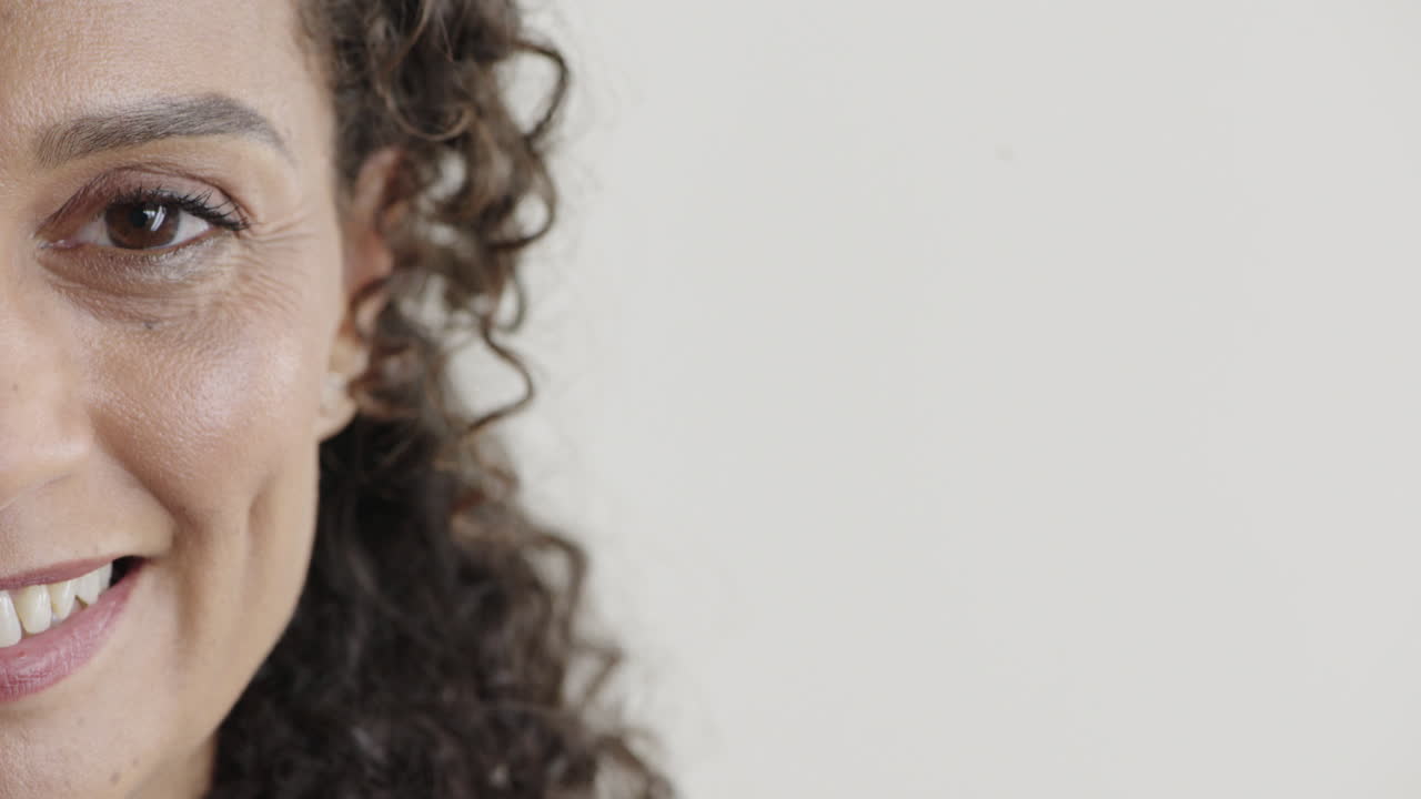 cerca hermosa mujer madura mitad de la cara sonriendo feliz satisfacción en fondo blanco espacio de copia