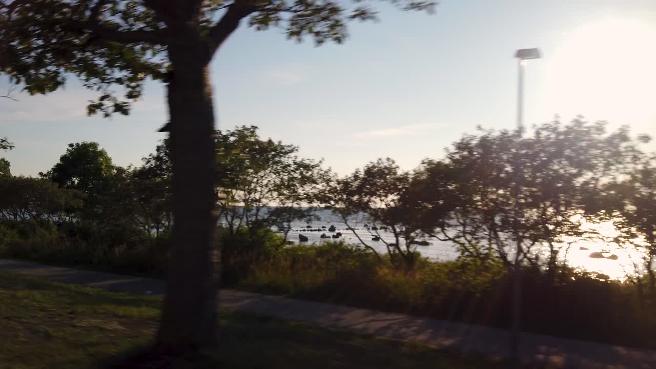 conducir cerca de la pasarela costera de strandpromenaden en visby, gotland, suecia, fue disparado