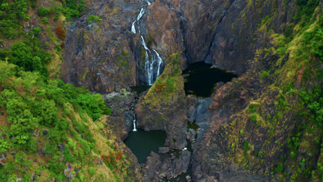 Vista-Aérea-De-La-Cascada-Que-Cae-Sobre-Escarpados-Acantilados-En-Kuranda,-Queensland,-Australia---Disparo-De-Drones