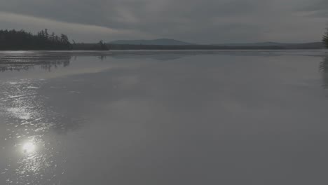 Lago-Hebron-Congelado-Con-Hielo-En-Invierno