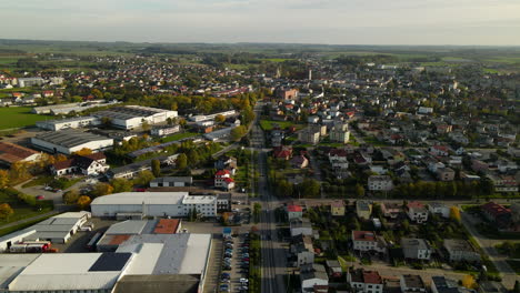 La-Luz-Del-Sol-De-La-Mañana-Sobre-La-Ciudad-De-Lubawa-En-El-Voivodato-De-Warmian-masuria,-Polonia---Antena