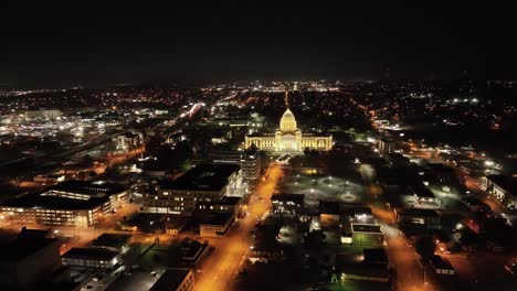 edificio del capitolio del estado de arkansas por la noche en little rock, arkansas con video de avión no tripulado moviéndose en un círculo de tiro ancho