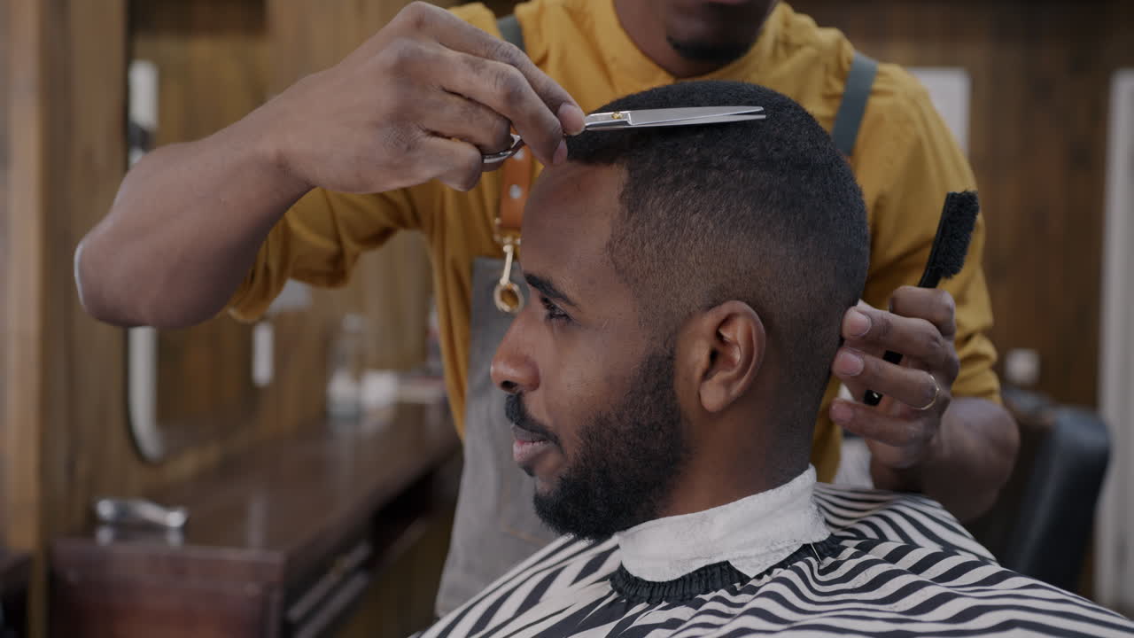 barbero haciendo un corte de pelo