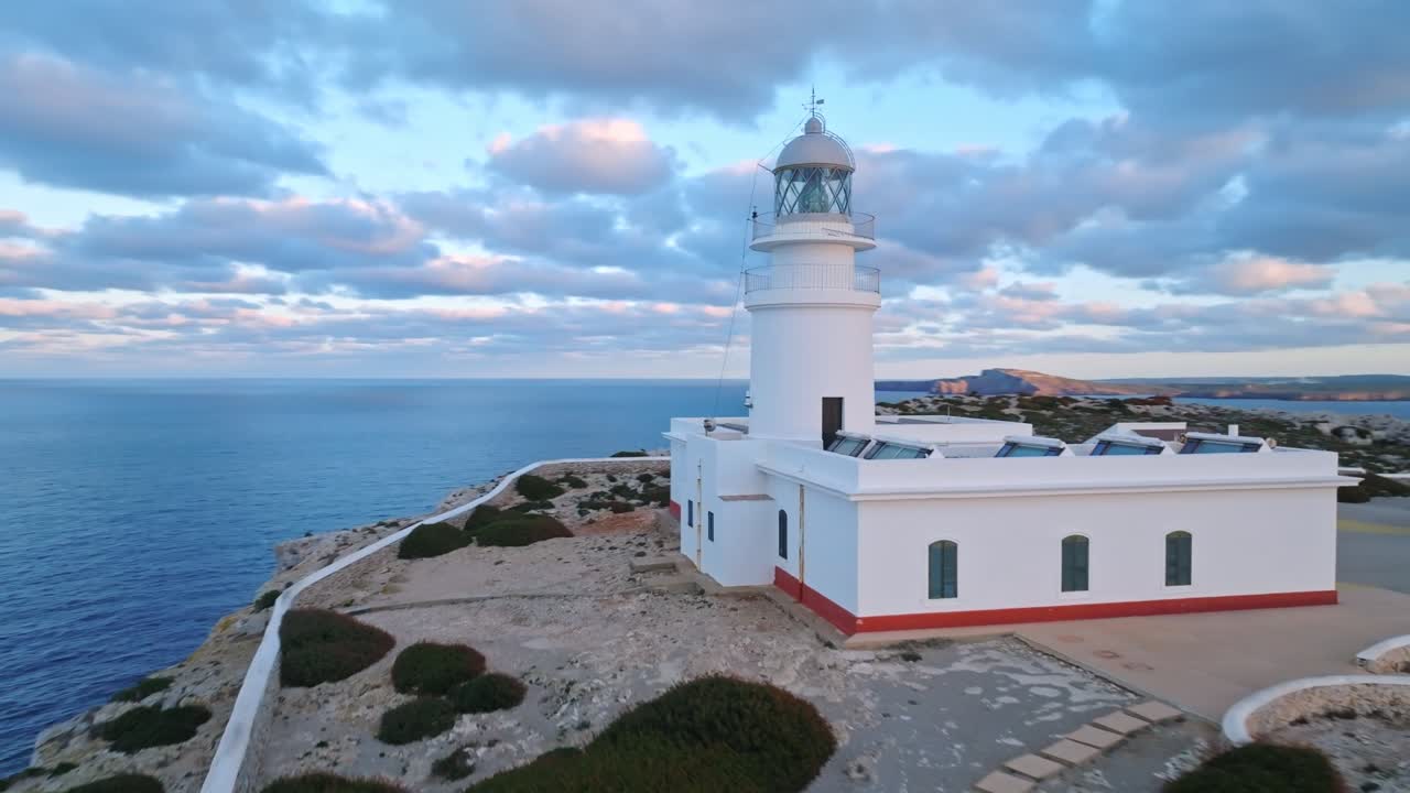 카발레리아 등대 (cavalleria lighthouse) 의 드론 뷰 (drone view) 스페인 메노르카 해변 해안선을 따라 회전하는 색 건물, 등대 타워 건축물, 보트 방향, 오후