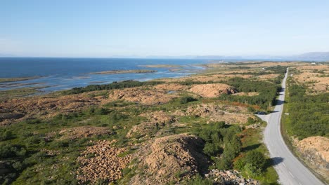 Isla-De-Leka-En-Noruega:-Las-Montañas-Serpentinas-Rojas-Y-La-Geología-Especial-Hacen-De-Esta-Isla-Una-De-Las-Más-Bellas-Y-Distintivas-De-Noruega.