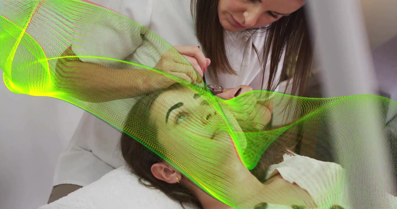 Esteticista verificando marcas e traçando sobrancelhas com lâmina estética como guias animados garantindo simetria.