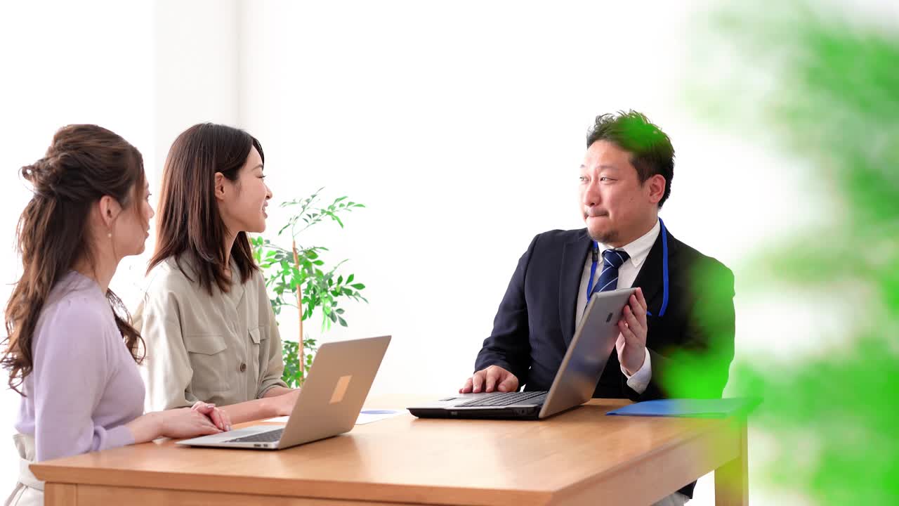 사무실에서 회의를 하는 사업가들