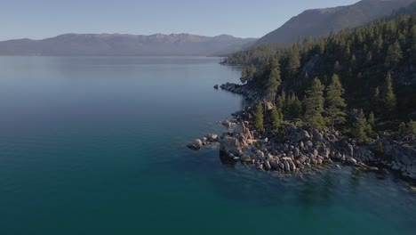 네바다의 타호 호수 (lake tahoe) 의 4k 항공 드론 영상, 캘리포니아 북부, 시에라 네바다 산맥