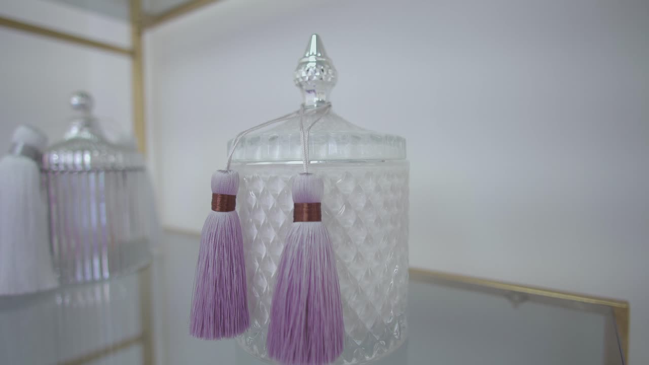 vela muy cara en el ambiente elegante de la tienda