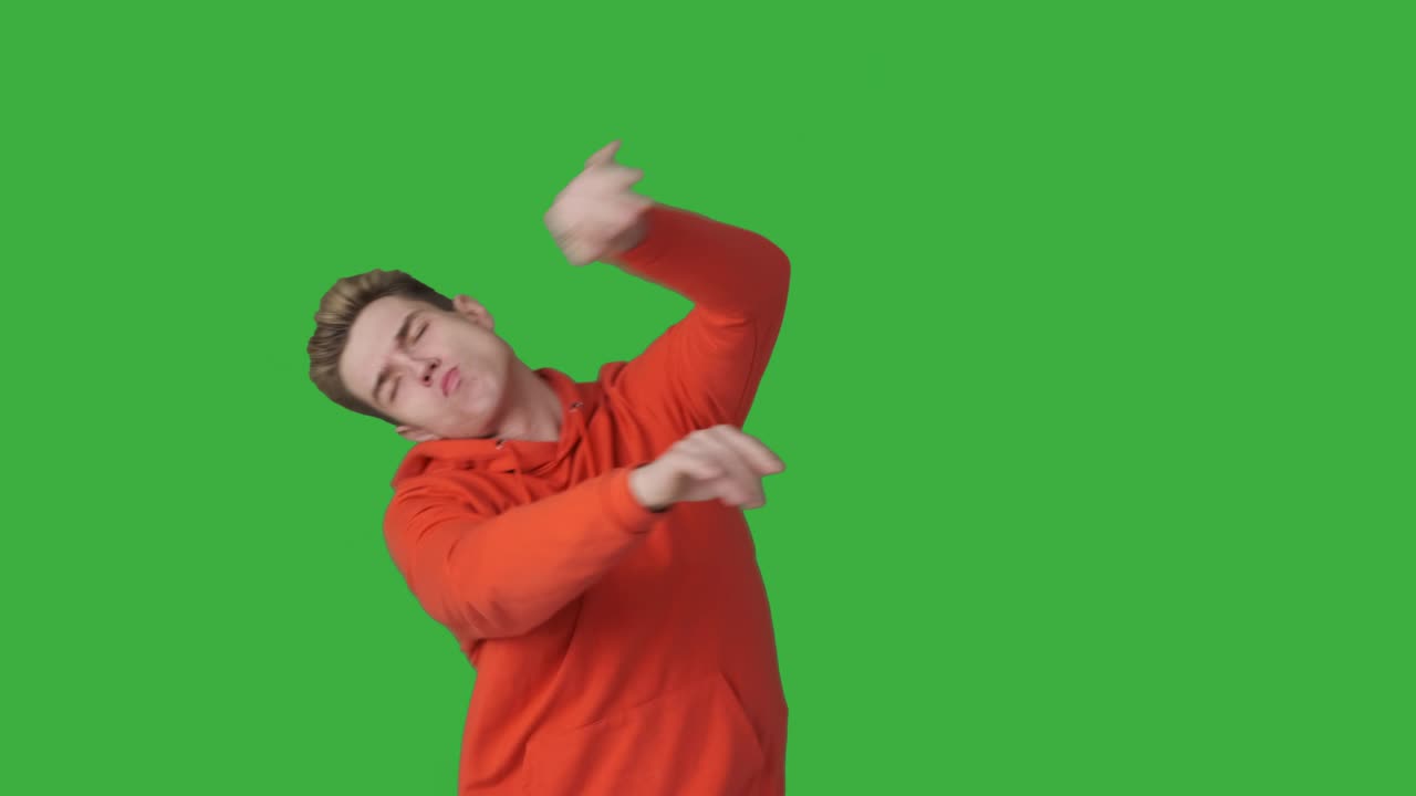 hombre guapo bailando sobre un fondo verde