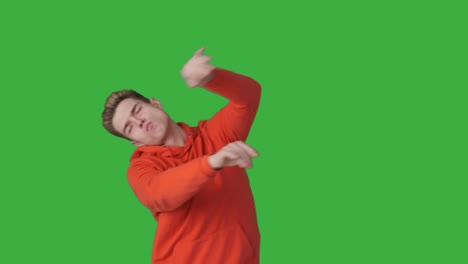 hombre guapo bailando sobre un fondo verde