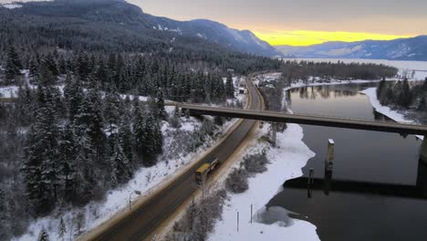 vista panorámica del río: majestuoso río thompson en columbia británica, rodeado de bosques y carreteras cargados de invierno