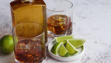 bebida agria de whisky con limón en vaso sobre fondo rústico de piedra