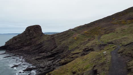 Zerklüfteter-Küstenweg-Mit-Rachitiskopf-Und-Tosenden-Wellen-Mit-Dramatischen-Küstenklippen-In-Pembrokeshire,-Großbritannien-4k