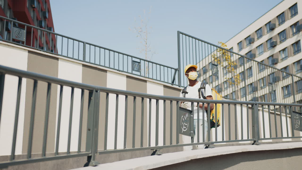 persona de entrega en el entorno urbano