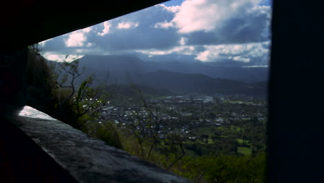 Timelapse-De-Nubes-A-Través-De-La-Ventana-Del-Búnker-En-Hawaii