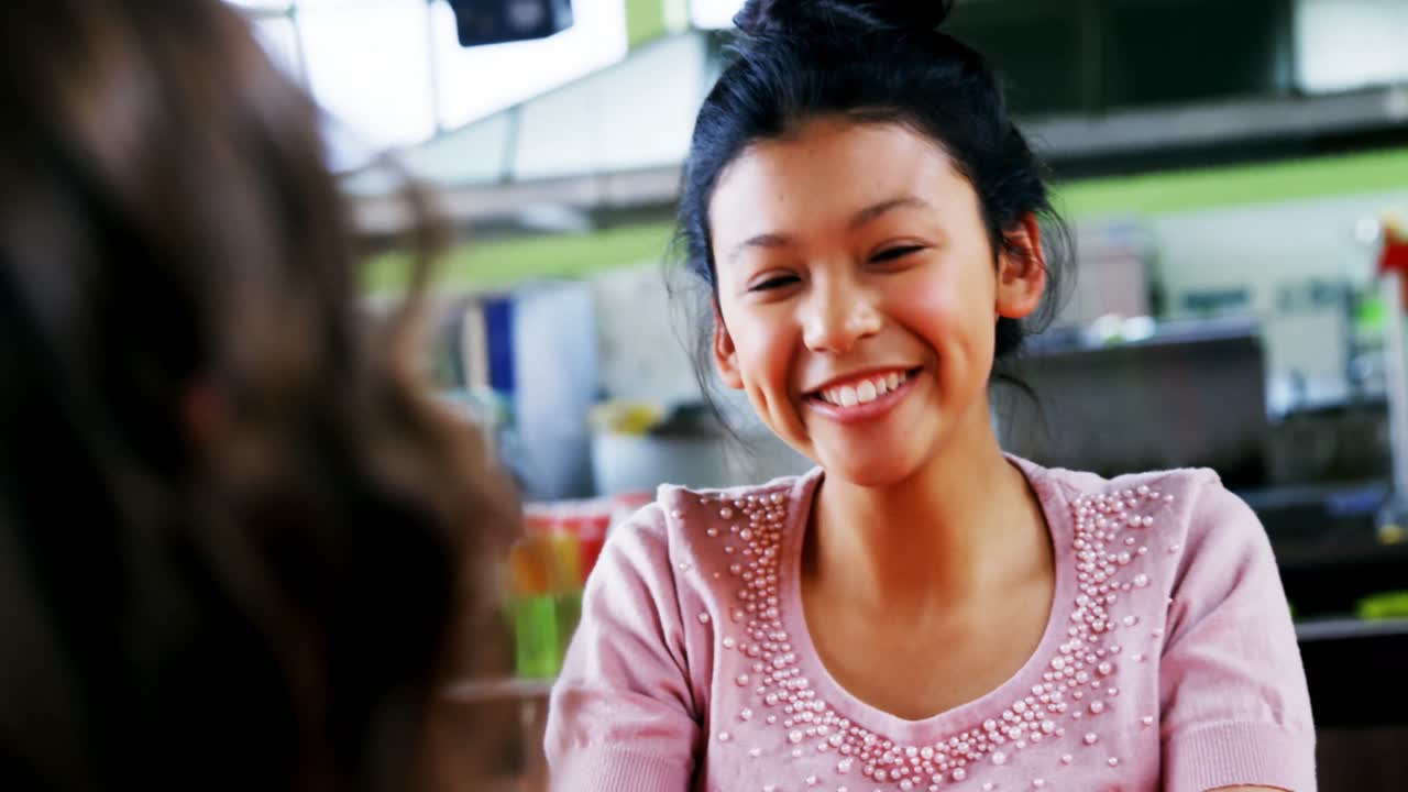 여자 친구 에게 휴대 전화 를 보여 주는 것