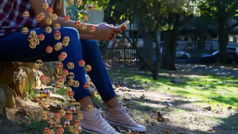 animación de emojis que caen sobre una mujer usando un teléfono inteligente
