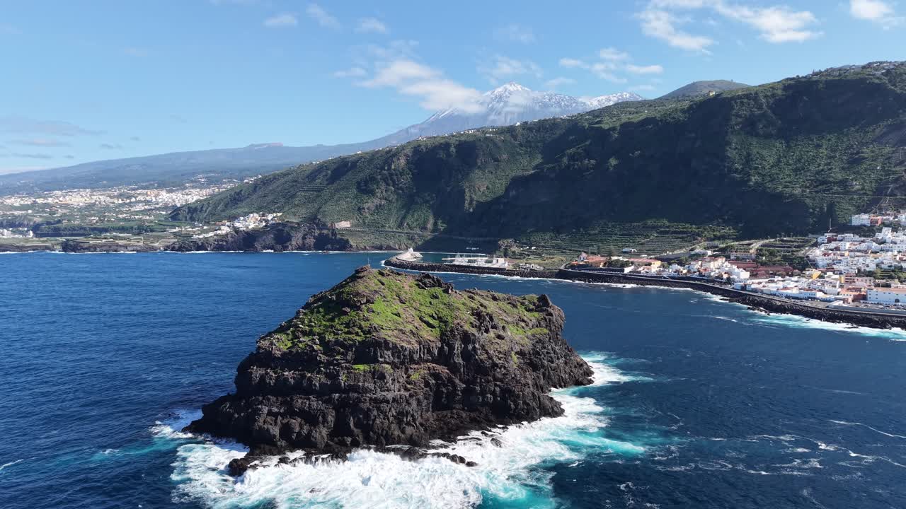 Roque de Garachico, ripresa aerea con drone in allontanamento che svela il paesaggio, Tenerife, Spagna