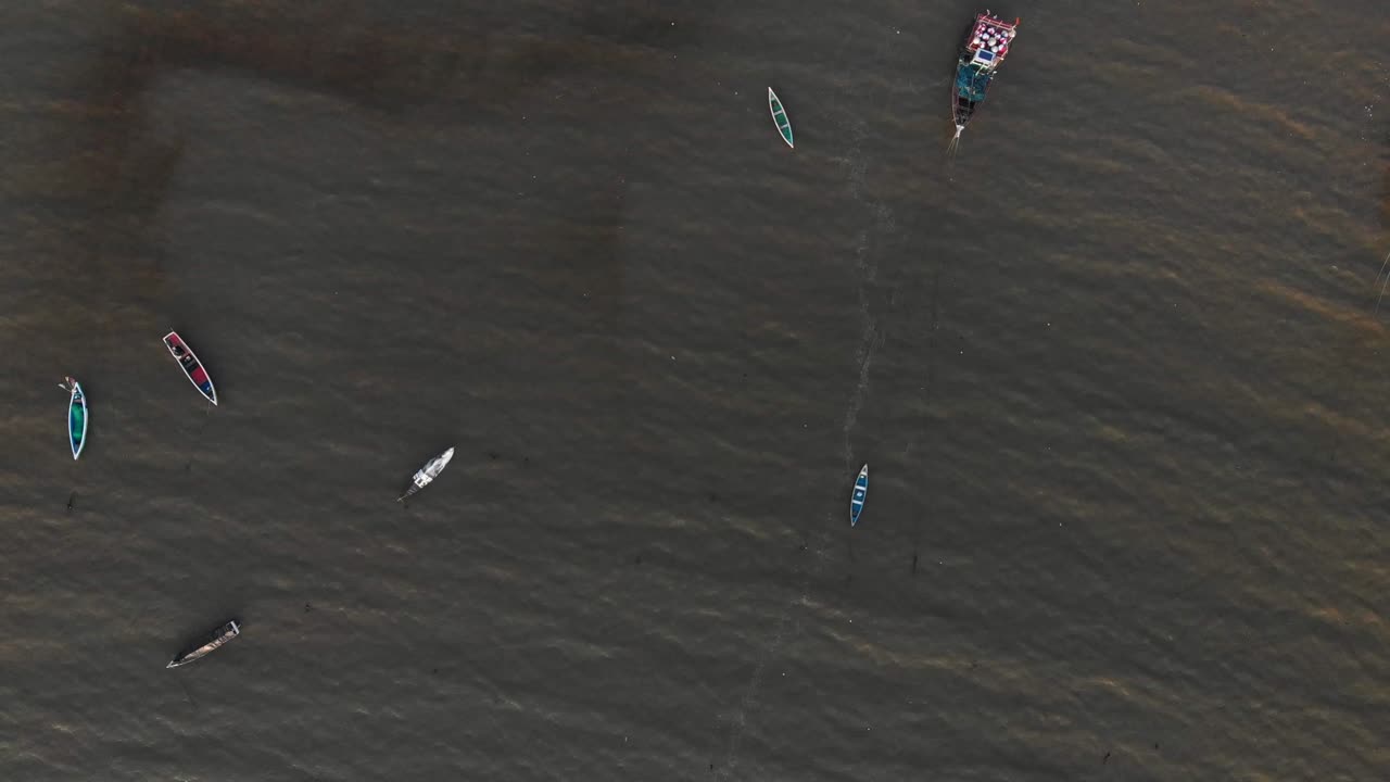 해안 고라이 해변의 어선과 배