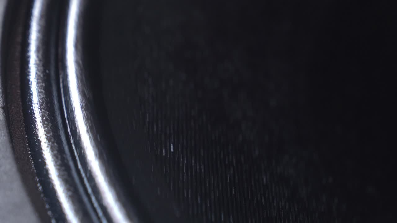 4k 비디오 극단적인 클로즈업 은 검은색 둥근 오디오 스피커의 초중심을 제거하여 낮은 주파수 스타일리시 서브 우퍼에서 베이스 사운드에서 진동합니다.
