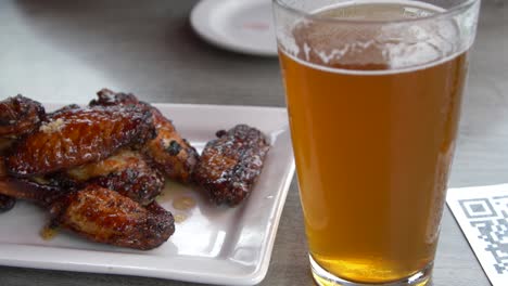 Cerveza-Artesanal-Y-Alitas-De-Pollo-Con-Menú-De-Código-Qr