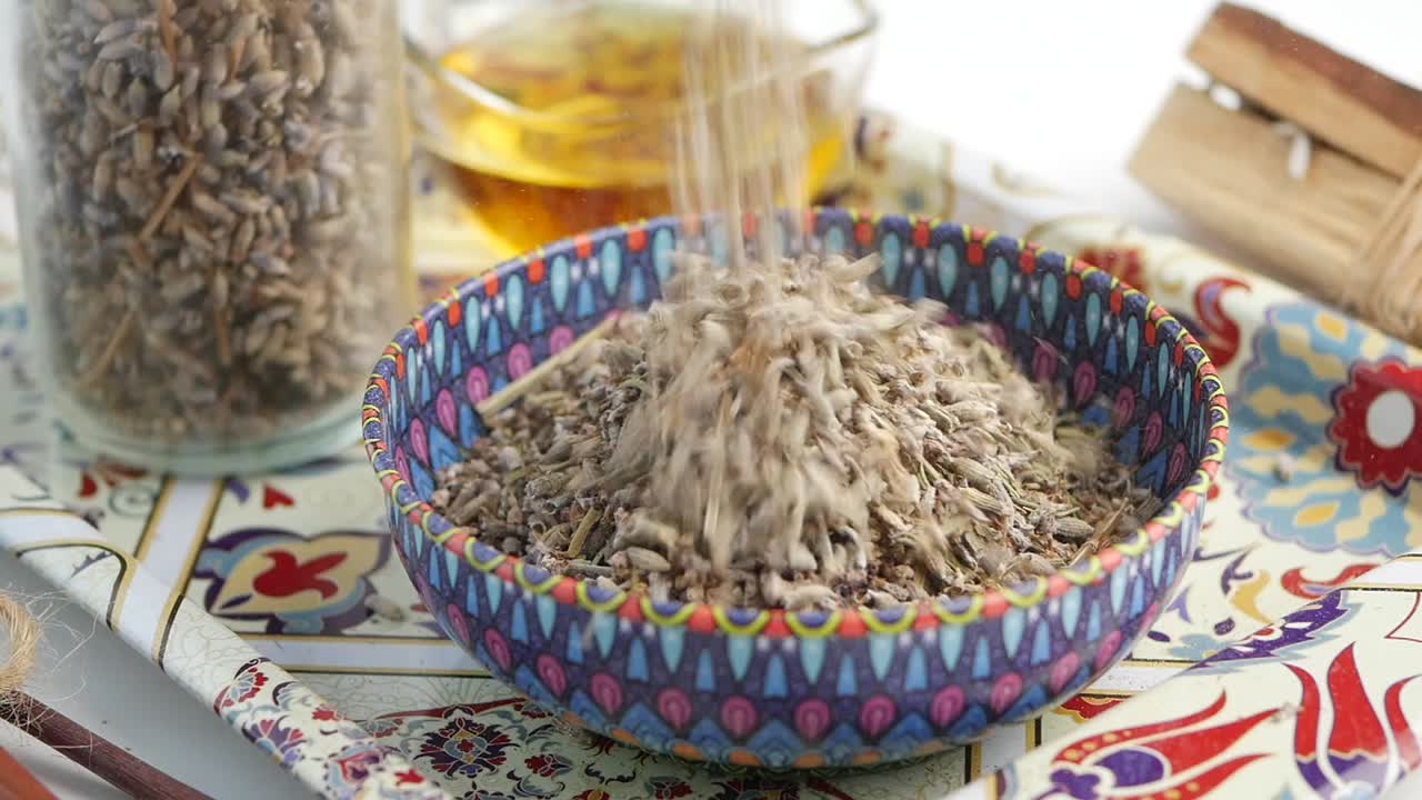 Dried lavender in a bowl
