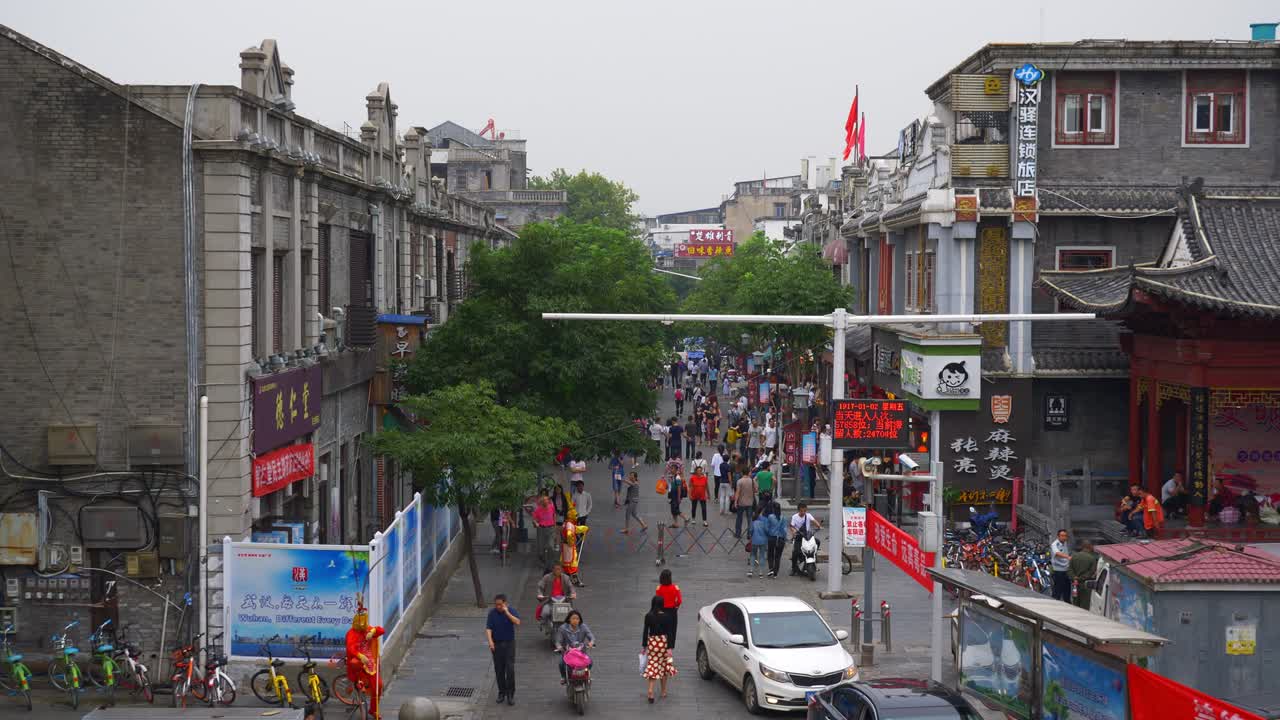 hora del día ciudad de wuhan famosa calle peatonal puente panorama 4k china