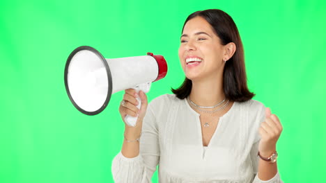 megáfono, pantalla verde y mujer feliz aislada