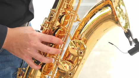 Männerhände-Spielen-Im-Freien-Saxophon