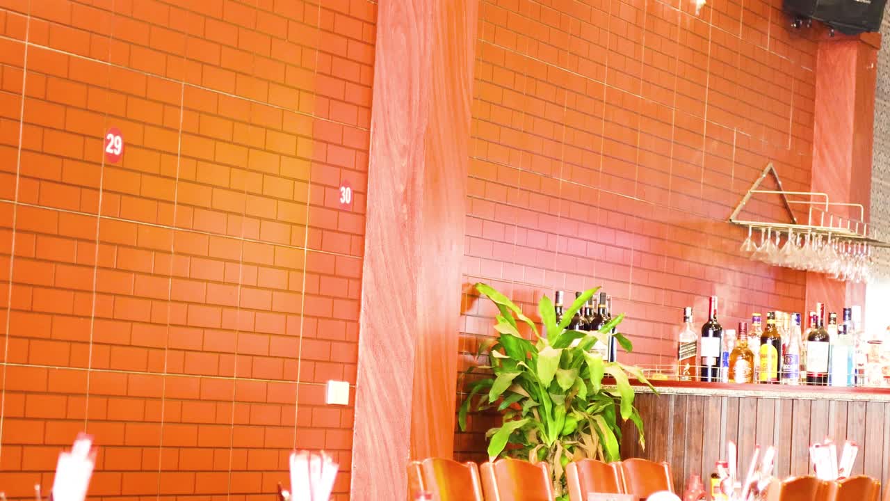 선반에 식물과 병이 있는 바