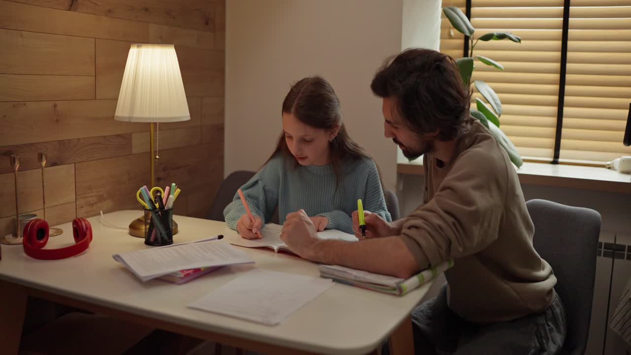 padre ayudando a su hija con los deberes