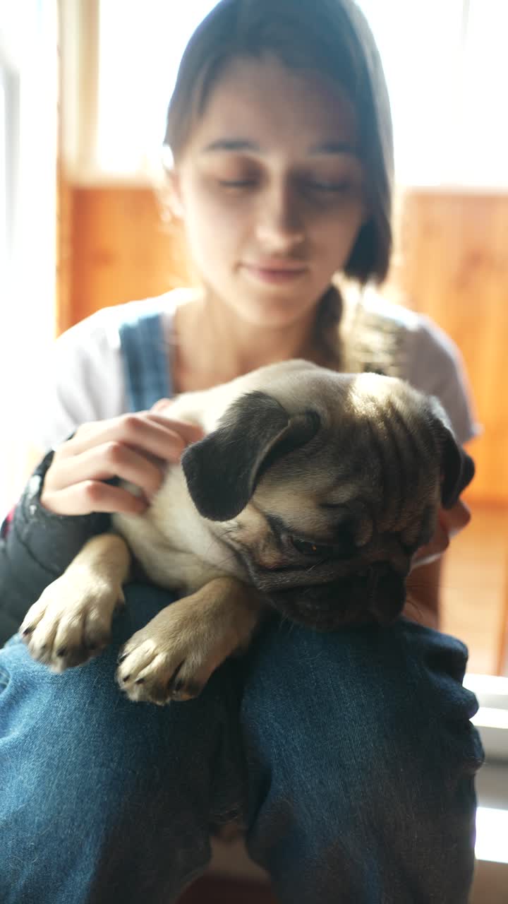 una chica con un cachorro.