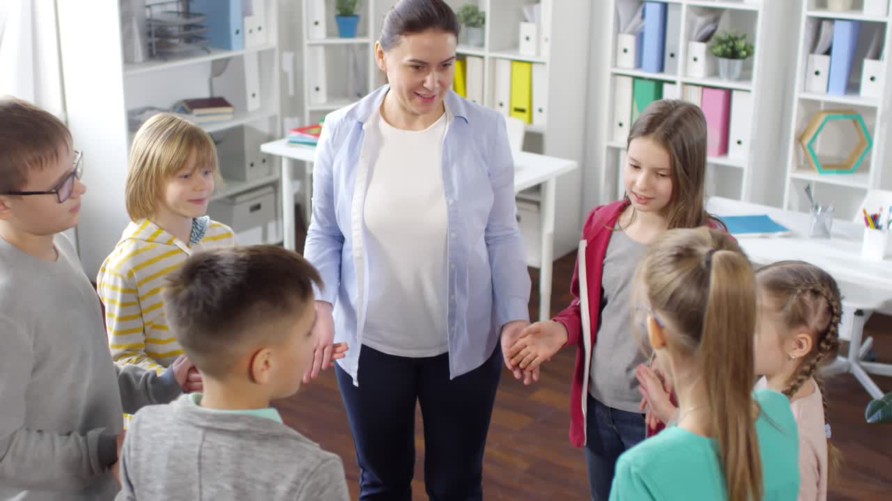 mujer y seis niños jugando un juego gracioso en círculo juntos