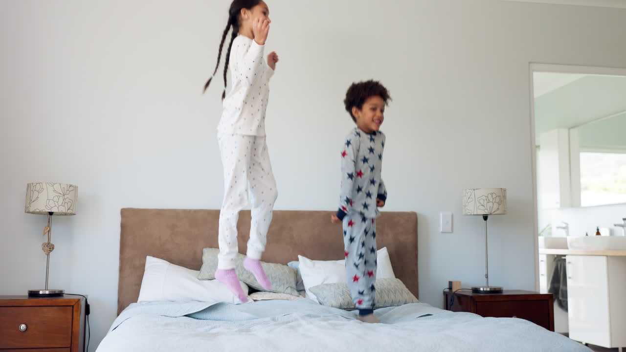 feliz, mañana y saltar con los niños en el dormitorio