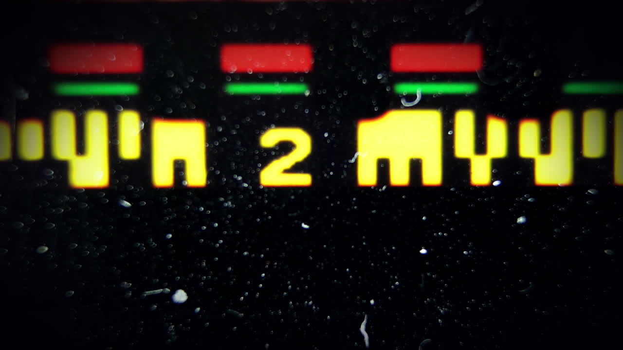 amperímetro analógico que muestra 30a