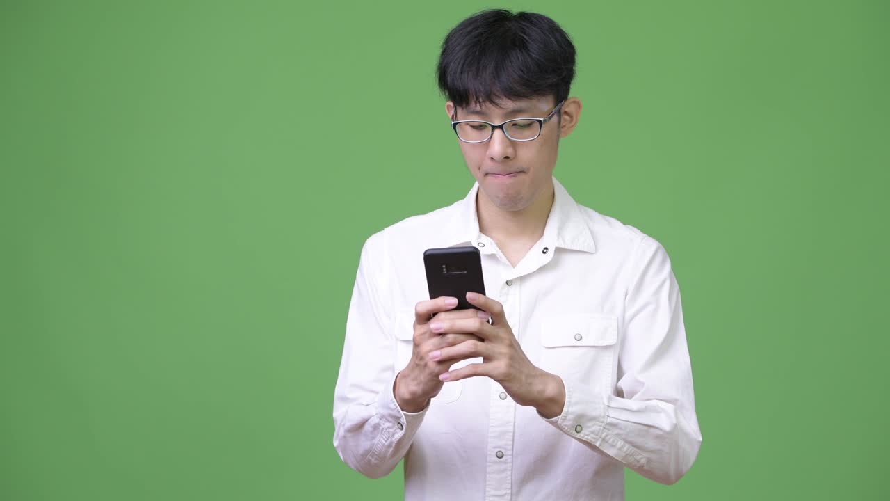 젊은 아시아 사업가 전화를 사용하고 생각