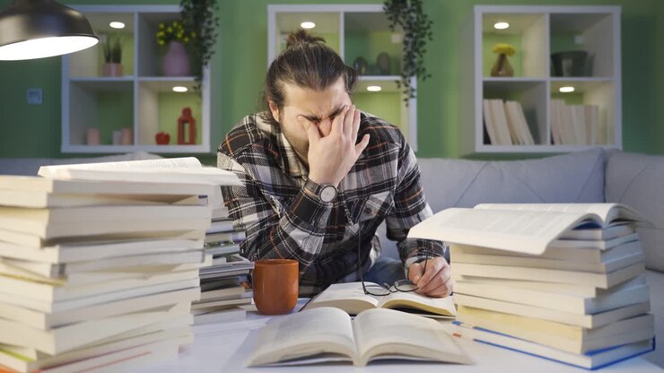 Studente universitario con gli occhi stanchi.