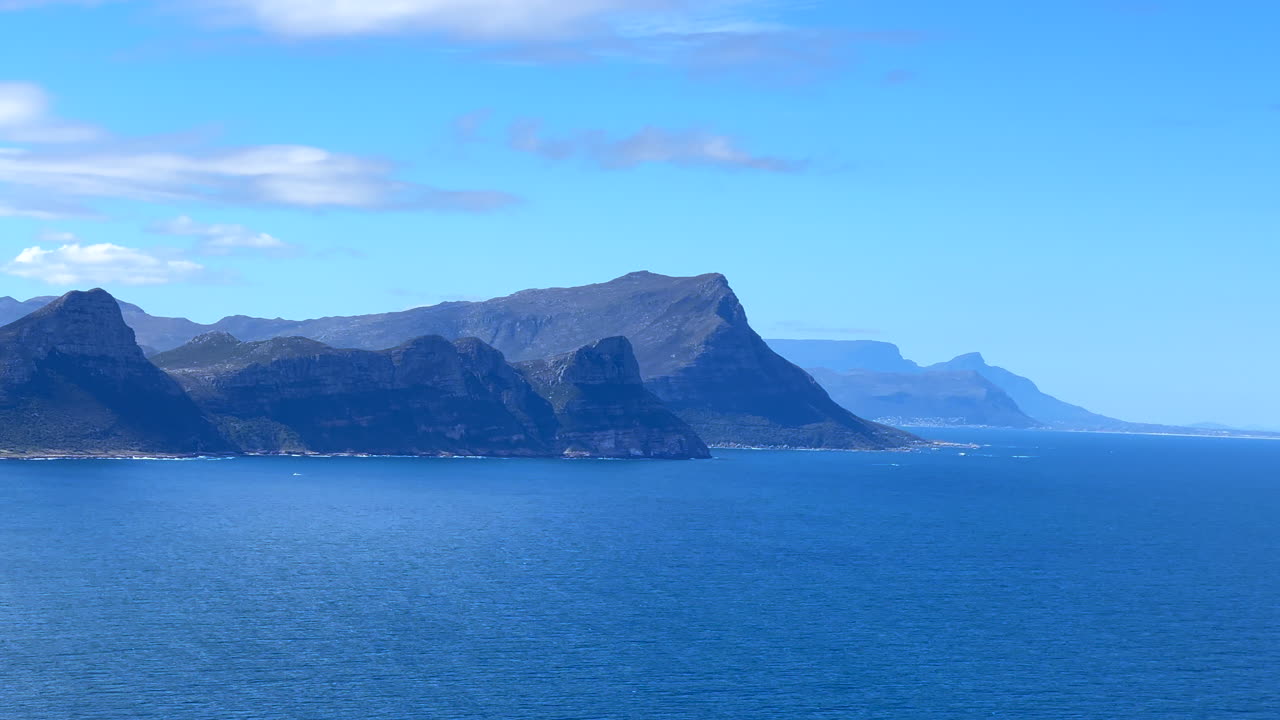 cabo de buena esperanza mesa montaña costa costera paisaje pintoresco acantilado vista sur de áfrica ciudad del cabo belleza diurna azul profundo acuático verano bahía falsa lento pan izquierda movimiento