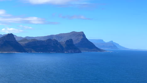 Cabo-De-Buena-Esperanza-Montaña-De-La-Mesa-Litoral-Costero-Paisaje-Escénico-Vista-Del-Acantilado-Sudáfrica-Ciudad-Del-Cabo-Durante-El-Día-Belleza-Azul-Profundo-Agua-Hora-De-Verano-Bahía-Falsa-Sartén-Lenta-Movimiento-Izquierdo