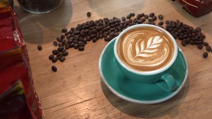 Barista di Latte Art che crea una Latte Art. La realizzazione di Latte Art 29