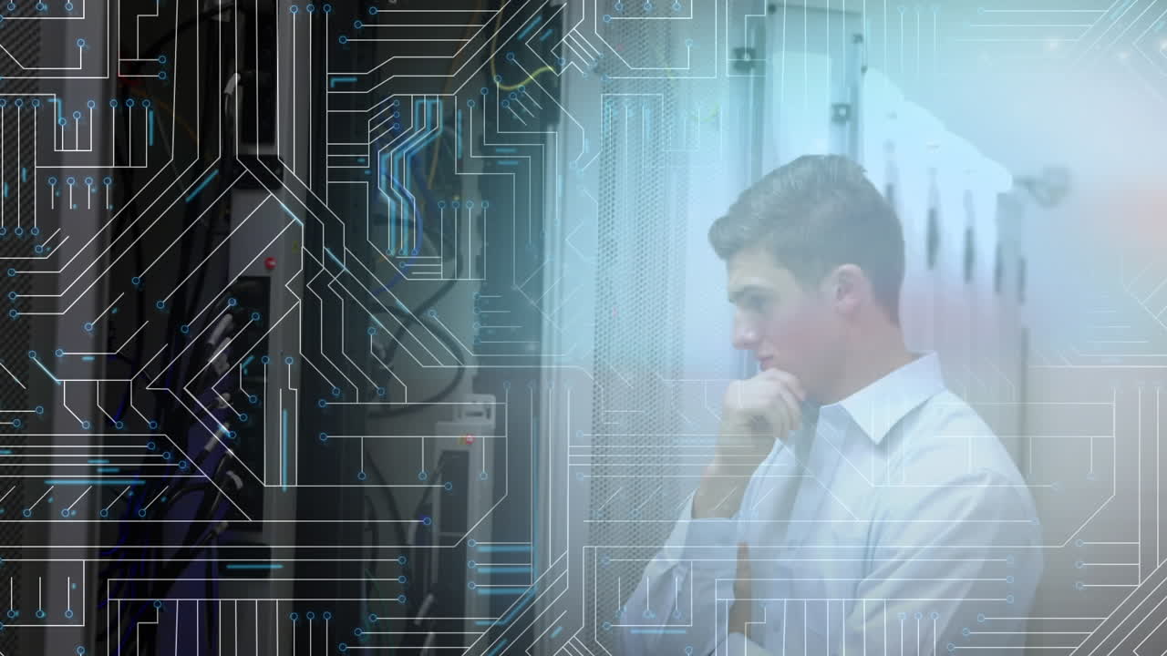 человек, смотрящий на компьютер в серверной комнате