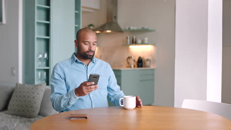 Mann,-Telefon-Und-Kaffeetasse-Im-Haus