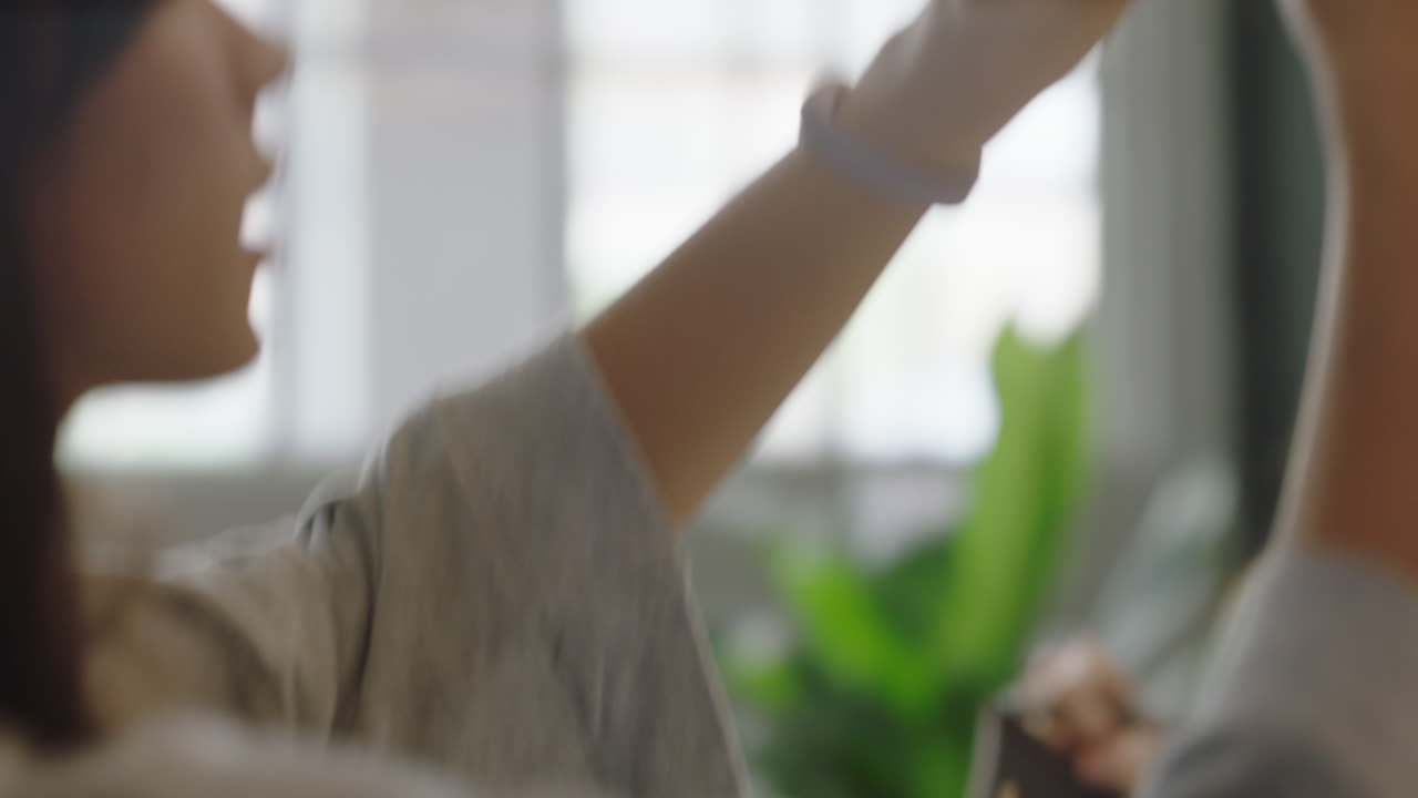 이사회 의 젊은 사업가 들 은 스마트폰 을 사용하는 동료 들 이  ⁇ 드폰 으로 재정 회의 를 진행 하는 팀 리더 의 사진 을 찍고 있다