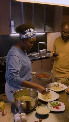 Pareja-En-Una-Cocina