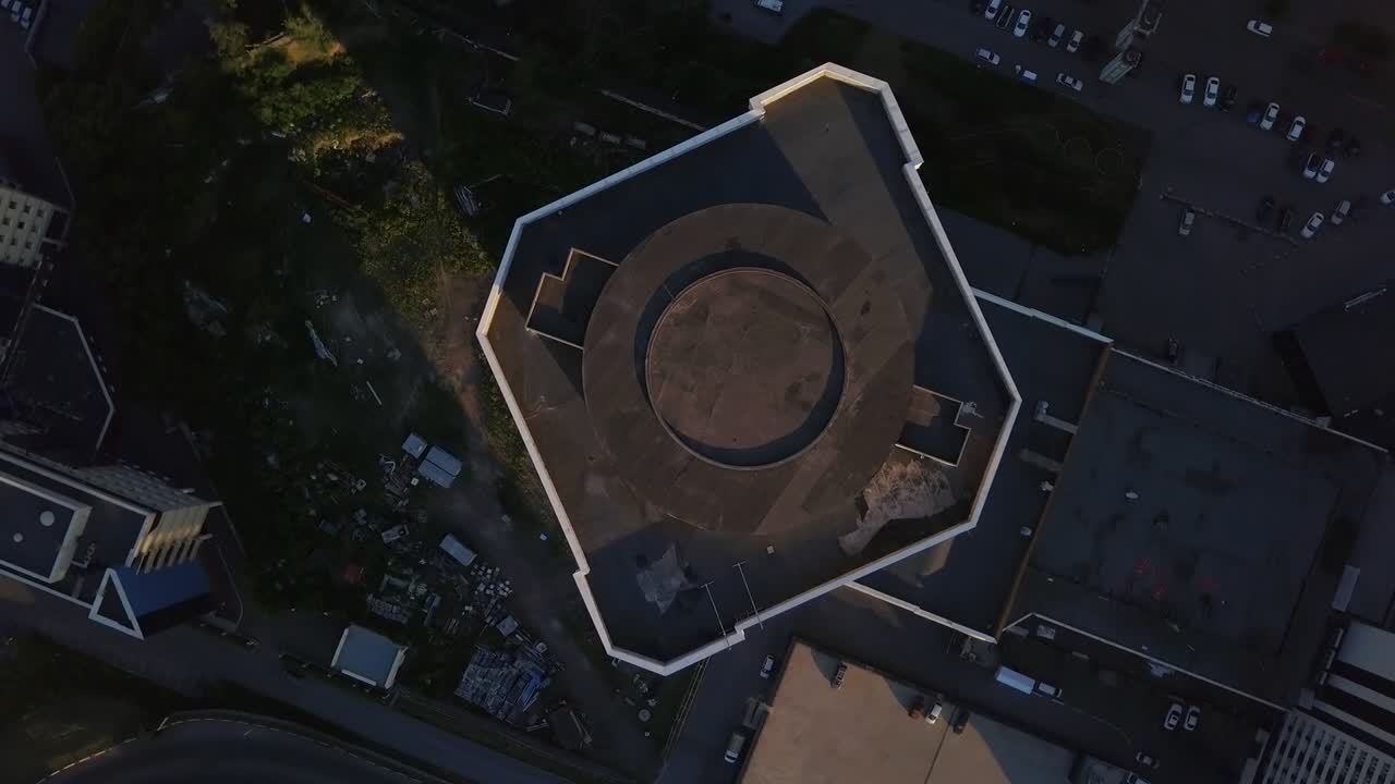 크라스노야르스크 시의 초고층 빌딩의 위쪽 전망 드론 영상